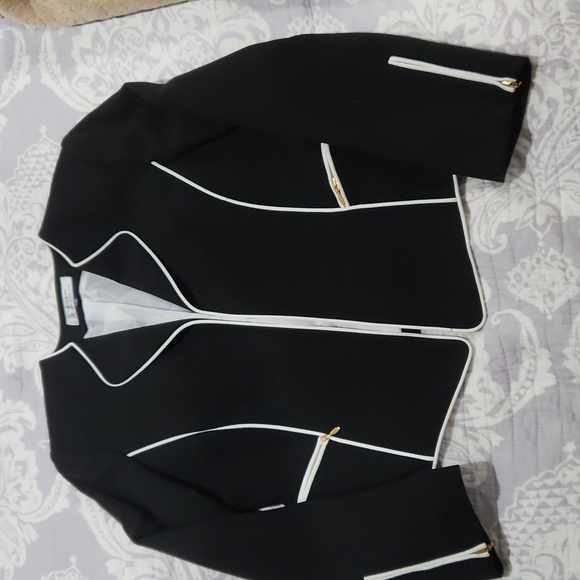 Classic black Tahari blazer with white trim, zipper pockets and sleeves. - Picture 10 of 12